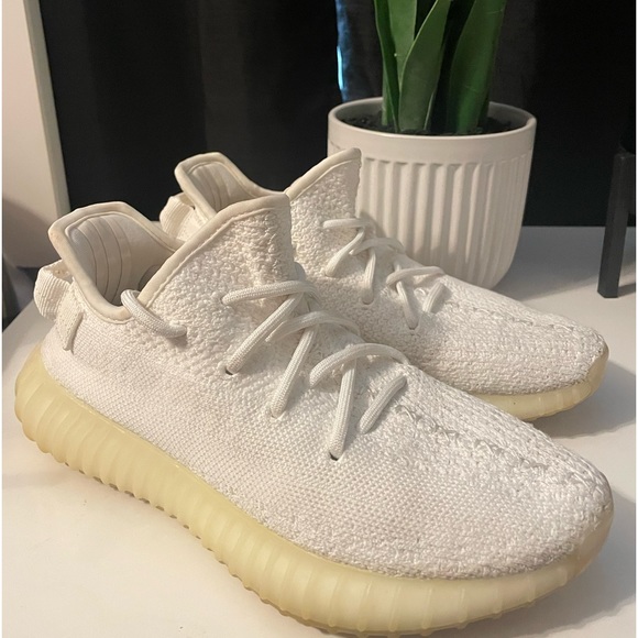 Yeezy boost 350 V2 white size men's women's (OFFERS ACCEPTED!!)